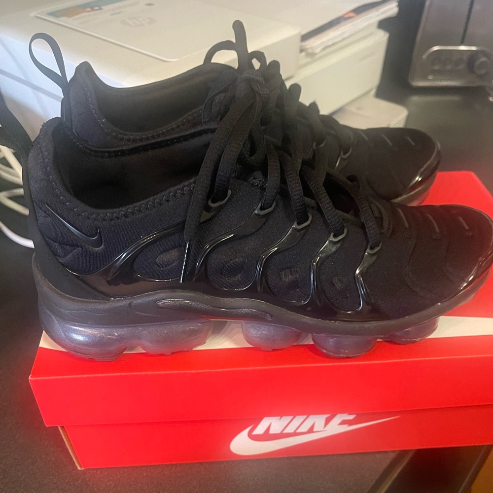 Black womens vapormax plus
